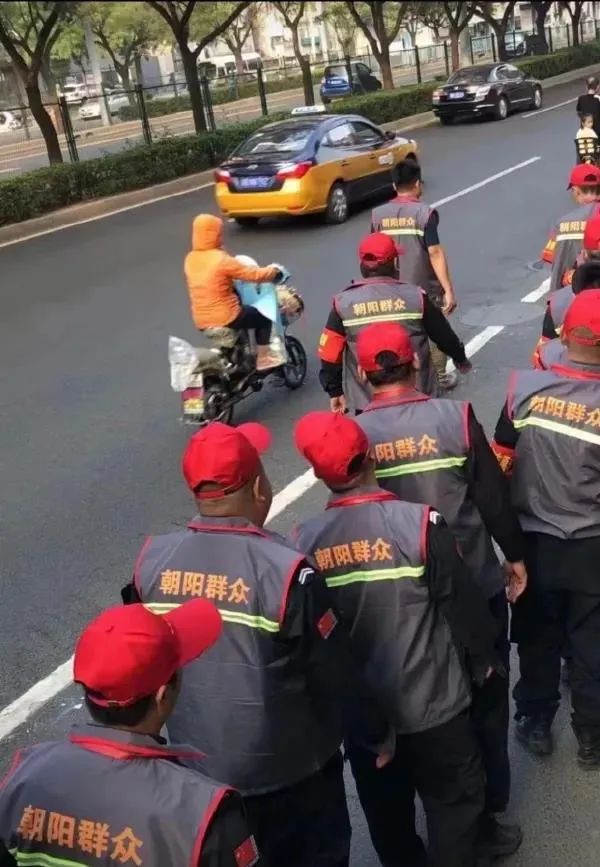 小姐姐?睡過站了，要不要叫醒她？插圖7