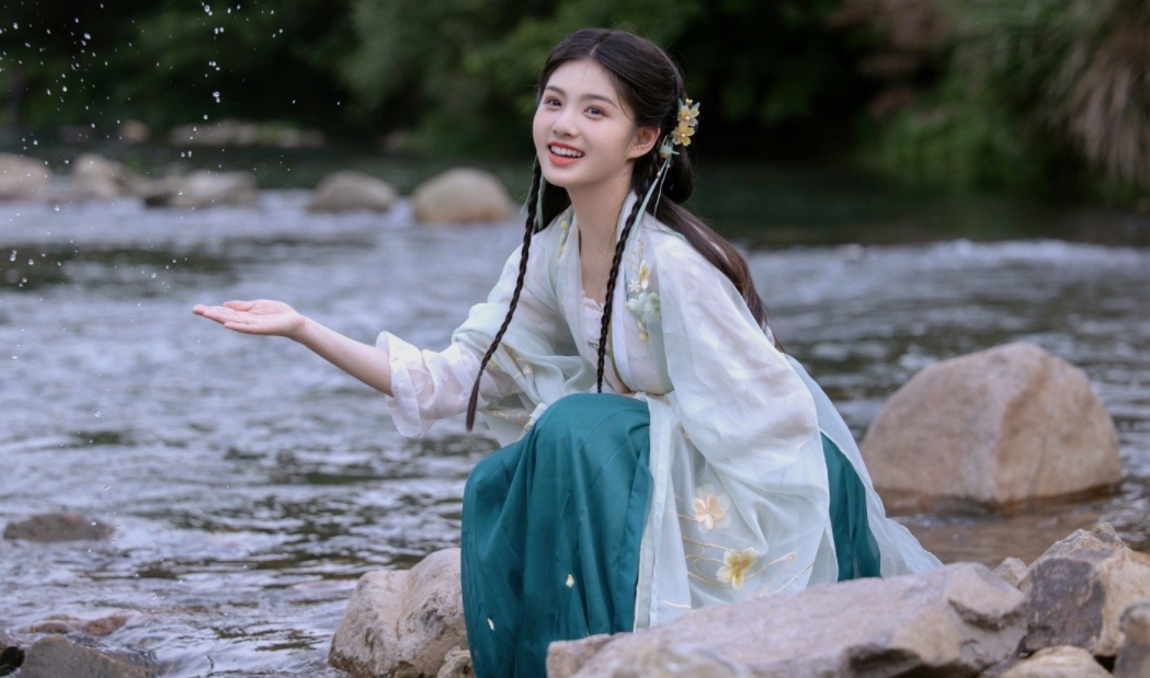 14歲童星拍國(guó)風(fēng)cos多絕 美成了神仙姐姐劉亦菲？插圖6