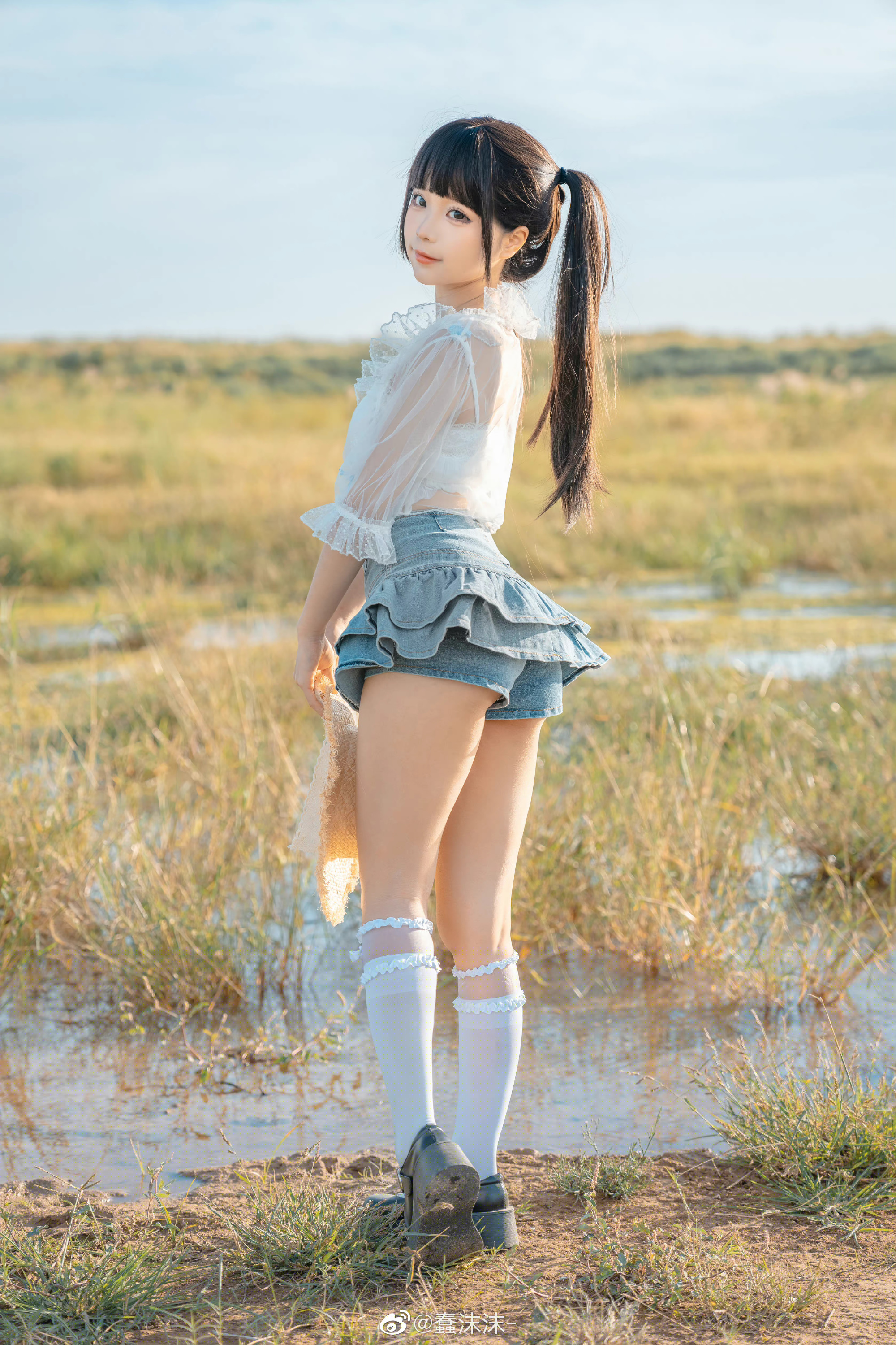 蠢沫沫 邁步在田野中的少女圖欣賞插圖7